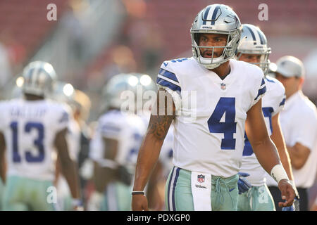 8 août 2018 : Dallas Cowboys quarterback Dak Prescott (4) se réchauffe avant le match entre les Dallas Cowboys et San Francisco 49ers, Levi Stadium, San Jose, CA. Photographe : Peter Renner and Co Banque D'Images