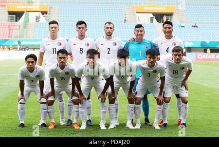 Bekasi, Indonésie. 10 août, 2018. Les joueurs de Hong Kong de Chine s'alignent pour photos avant le groupe de football un match entre Hong Kong, de la Chine et le Laos à la 18e Jeux asiatiques au stade Patriot à Bekasi, Indonésie, le 10 août 2018. Hong Kong de Chine a gagné 3-1. Credit : Wang Lili/Xinhua/Alamy Live News Banque D'Images