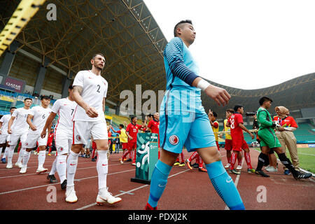 Bekasi, Indonésie. 10 août, 2018. Les joueurs de Hong Kong de la Chine et le Laos entrer sur le terrain avant le groupe de football un match entre Hong Kong, de la Chine et le Laos à la 18e Jeux asiatiques au stade Patriot à Bekasi, Indonésie, le 10 août 2018. Hong Kong de Chine a gagné 3-1. Credit : Wang Lili/Xinhua/Alamy Live News Banque D'Images