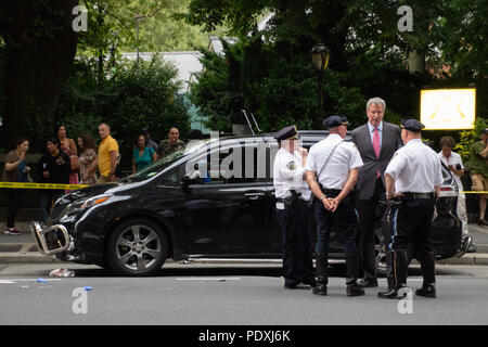 New York, USA, 10 août 2018. Le maire Bill DeBlasio examine les lieux d'un accident de voiture mortel le vendredi soir, où une jeune femme de 23 ans sur une bicyclette a été frappé et tué par un camion poubelle privée tout en équitation dans la voie cyclable. Credit : SCOOTERCASTER/Alamy Live News Banque D'Images