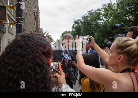 New York, USA, 10 août 2018. Le maire Bill DeBlasio examine les lieux d'un accident de voiture mortel le vendredi soir, où une jeune femme de 23 ans sur une bicyclette a été frappé et tué par un camion poubelle privée tout en équitation dans la voie cyclable. Credit : SCOOTERCASTER/Alamy Live News Banque D'Images