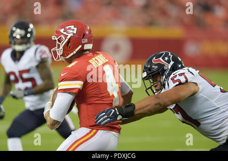 Août 09, 2018 : le secondeur des Houston Texans Brennan Scarlett (57) se ferme dans un s'attaquer sur des Kansas City Chiefs quarterback Chad Henne (4) au cours de l'avant saison NFL Match de football entre les Texans de Houston et les Kansas City Chiefs au Arrowhead Stadium de Kansas City, Missouri. Kendall Shaw/CSM Banque D'Images