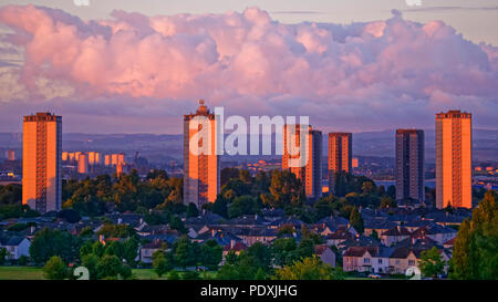 Glasgow, Écosse, Royaume-Uni 11 août. Météo France : Aube Rouge sur les tours du sud de Glasgow comme le haut s'élève à Scotstoun à l'ouest de la ville reflètent l'avertissement du berger pour la journée pour les championnats d'Europe dans la ville. Gérard Ferry/Alamy news Banque D'Images