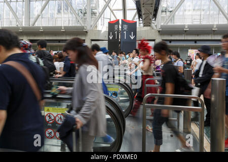 Tokyo, Japon, 11 août 2018. Fans d'Anime et des cosplayeurs durant le marché de la bande dessinée 94 (Comiket) Événement à Tokyo Big Sight, le 11 août 2018, Tokyo, Japon. L'événement annuel qui a débuté en 1975 se concentre sur les manga, anime, cosplay et jeux. Les organisateurs attendent plus de 500 000 visiteurs à assister à l'événement de 3 jours. Credit : Rodrigo Reyes Marin/AFLO/Alamy Live News Banque D'Images