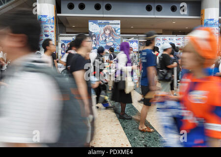 Tokyo, Japon, 11 août 2018. Fans d'Anime et des cosplayeurs durant le marché de la bande dessinée 94 (Comiket) Événement à Tokyo Big Sight, le 11 août 2018, Tokyo, Japon. L'événement annuel qui a débuté en 1975 se concentre sur les manga, anime, cosplay et jeux. Les organisateurs attendent plus de 500 000 visiteurs à assister à l'événement de 3 jours. Credit : Rodrigo Reyes Marin/AFLO/Alamy Live News Banque D'Images