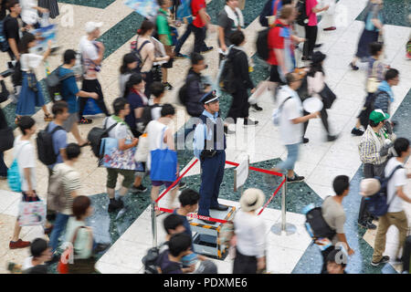 Tokyo, Japon, 11 août 2018. Fans d'Anime et des cosplayeurs durant le marché de la bande dessinée 94 (Comiket) Événement à Tokyo Big Sight, le 11 août 2018, Tokyo, Japon. L'événement annuel qui a débuté en 1975 se concentre sur les manga, anime, cosplay et jeux. Les organisateurs attendent plus de 500 000 visiteurs à assister à l'événement de 3 jours. Credit : Rodrigo Reyes Marin/AFLO/Alamy Live News Banque D'Images