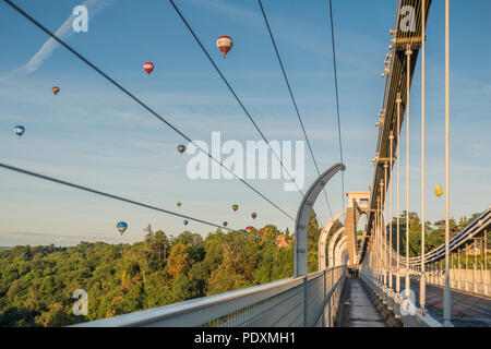 Bristol, Royaume-Uni, 11 août 2018. 108 montgolfières prendre pour le ciel au-dessus de Bristol à la première et probablement dernière messe ascension de la 40e élection manuelle Bristol Balloon Fiesta. Carolyn Eaton/ Alamy News Live Banque D'Images