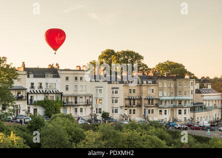 Bristol, Royaume-Uni, 11 août 2018. 108 montgolfières prendre pour le ciel au-dessus de Bristol à la première et probablement dernière messe ascension de la 40e élection manuelle Bristol Balloon Fiesta. Carolyn Eaton/ Alamy News Live Banque D'Images