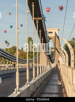 Bristol, Royaume-Uni, 11 août 2018. 108 montgolfières prendre pour le ciel au-dessus de Bristol à la première et probablement dernière messe ascension de la 40e élection manuelle Bristol Balloon Fiesta. Carolyn Eaton/ Alamy News Live Banque D'Images