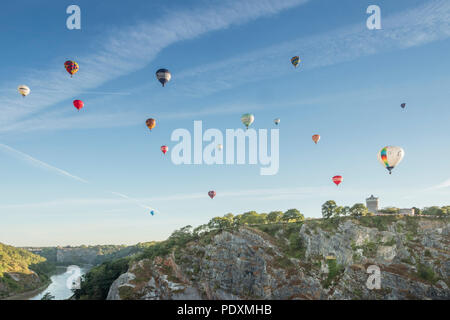 Bristol, Royaume-Uni, 11 août 2018. 108 montgolfières prendre pour le ciel au-dessus de Bristol à la première et probablement dernière messe ascension de la 40e élection manuelle Bristol Balloon Fiesta. Carolyn Eaton/ Alamy News Live Banque D'Images