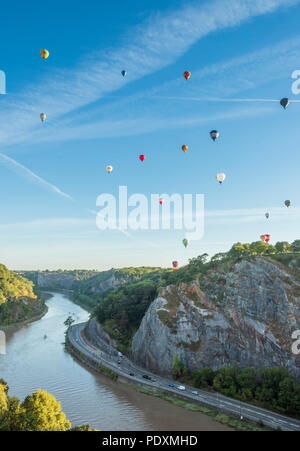 Bristol, Royaume-Uni, 11 août 2018. 108 montgolfières prendre pour le ciel au-dessus de Bristol à la première et probablement dernière messe ascension de la 40e élection manuelle Bristol Balloon Fiesta. Carolyn Eaton/ Alamy News Live Banque D'Images