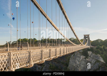 Bristol, Royaume-Uni, 11 août 2018. 108 montgolfières prendre pour le ciel au-dessus de Bristol à la première et probablement dernière messe ascension de la 40e élection manuelle Bristol Balloon Fiesta. Carolyn Eaton/ Alamy News Live Banque D'Images