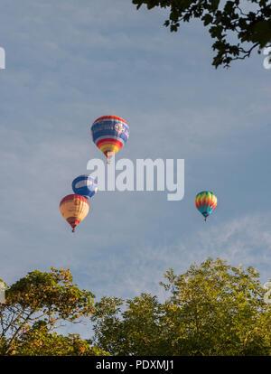 Bristol, Royaume-Uni, 11 août 2018. 108 montgolfières prendre pour le ciel au-dessus de Bristol à la première et probablement dernière messe ascension de la 40e élection manuelle Bristol Balloon Fiesta. Carolyn Eaton/ Alamy News Live Banque D'Images