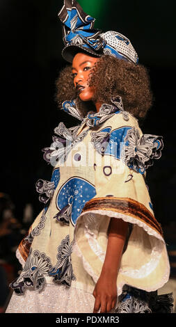 Londres, Royaume-Uni, 10 août 2018. Un design par Evelyn Babin. Défilé de l'après-midi, les modèles portant des dessins ou modèles de Blazers Kachi (Nigéria), merci Azupwah (Ghana), Sista par Eyoro Sarayaa (Nigéria), (Sénégal), George Amua (Ghana), Belois Couture (Nigéria), Evelyne Babin (Tanzanie), TIKZN (Afrique du Sud) Afrique Fashion Week présente plus de 100 concepteurs au franc-maçon's Hall à Covent Garden. Banque D'Images