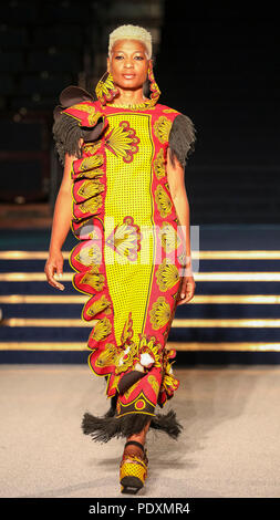Londres, Royaume-Uni, 10 août 2018. Défilé de l'après-midi, les modèles portant des dessins ou modèles de Blazers Kachi (Nigéria), merci Azupwah (Ghana), Sista par Eyoro Sarayaa (Nigéria), (Sénégal), George Amua (Ghana), Belois Couture (Nigéria), Evelyne Babin (Tanzanie), TIKZN (Afrique du Sud) Afrique Fashion Week présente plus de 100 concepteurs au franc-maçon's Hall à Covent Garden. Banque D'Images