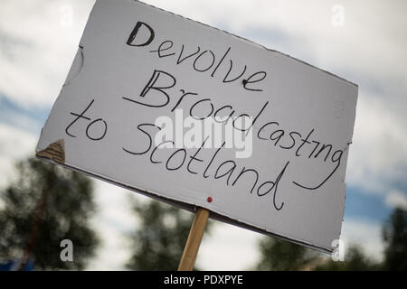 Glasgow, Ecosse, le 11 août 2018. Pro-Scottish partisans de l'indépendance de protester contre un préjugé perçu de la BBC contre l'Écosse et le mouvement pro-indpendence écossais. Environ 300 personnes ont pris part à la manifestation à l'extérieur de la BBC à Pacific Quay, à Glasgow, en Écosse. Image crédit : Jeremy Sutton-Hibbert/ Alamy News. Banque D'Images