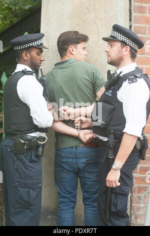 London UK. 11 août 2018. Un ventilateur est menotté et arrêté par la police à l'extérieur du stade de Craven Cottage dans l'ouest de Londres le jour de l'ouverture de l'English Premier League match entre Fulham'Chalet et Cyrstal Palace 'blanche' Banque D'Images