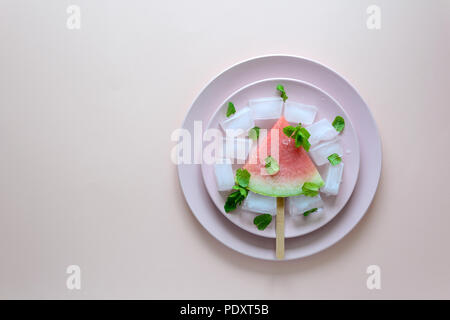Sucettes glacées - pastèque gelée glace maison à la menthe sur plaque rose. Vue d'en haut Banque D'Images