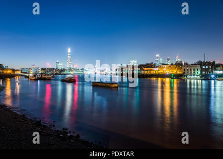 La ville de Londres la nuit vu depuis les rives de la Tamise à Rotherhithe Banque D'Images