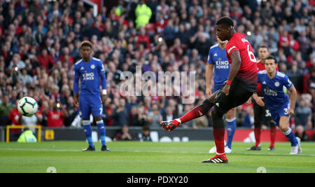 Paul Pogba Manchester United du côté marque son premier but du jeu du point de penalty au cours de la Premier League match à Old Trafford, Manchester. Banque D'Images