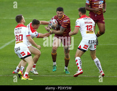 Le Jordan Rankin de Huddersfield Giants est affronté par Morgan Knowles de St Helens (au centre) Jon Wilkin (à droite) et Matty Costello lors du match de la Super League de Betfred au stade totalement Wicked, St Helens. Banque D'Images