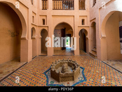 Cour avec fontaine dans une Kasbah, Tanger, Chaouen, Tangier-Tétouan, Maroc Banque D'Images