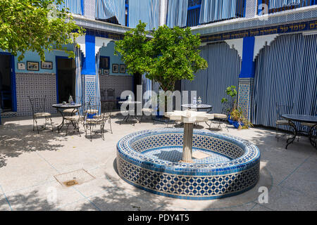 Carreaux bleus et fontaine, cour de Synagogue Alzama, Derb Saka, Medina, Marrakech, Marrakech-Tensift-Al Haouz, Maroc Banque D'Images