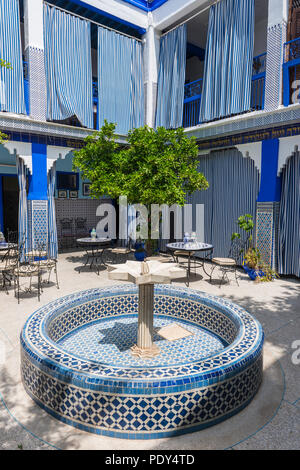 Carreaux bleus et fontaine, cour de Synagogue Alzama, Derb Saka, Medina, Marrakech, Marrakech-Tensift-Al Haouz, Maroc Banque D'Images