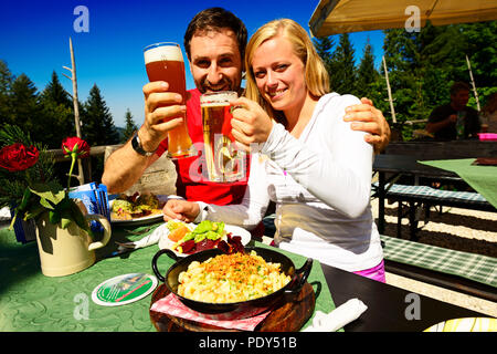 Bénéficiant d''un snack-couple Randonneur sur le Hindenburghütte, Reit im Winkl, Chiemgau, Haute-Bavière, Allemagne Banque D'Images