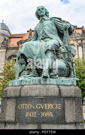 Statue du grand scientifique Otto Guericke à Magdebourg, Allemagne Banque D'Images