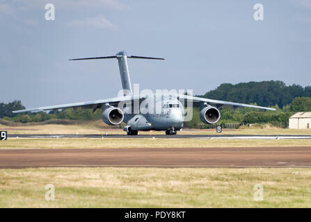 La Kawasaki C-2, un avion de transport militaire conçu et fabriqué au Japon fait son premier vol vers le Royaume-Uni pour assister à la riat Banque D'Images