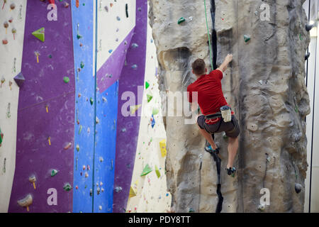 Photo de retour de sportif de grimper à l'intérieur de sport à Boulder Banque D'Images