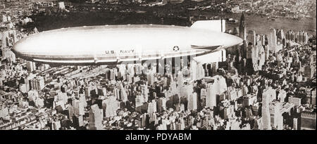 Le dirigeable rigide rempli d'hélium USS Akron (ZRS-4) vu ici en survolant la ville de New York. L'Akron s'est abîmé en mer au large de la côte du New Jersey en 1933 lors d'un orage, tuant 73 des 76 hommes d'équipage et passagers à bord. À partir de ces années, publié en 1938. Banque D'Images