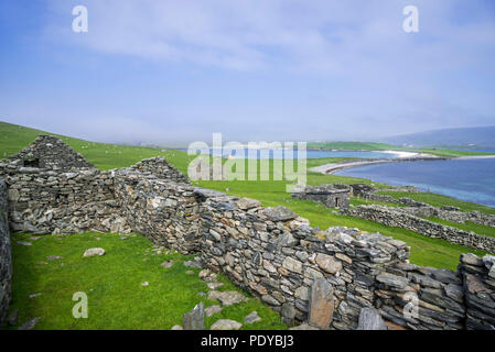 Ruines de bâtiments agricoles abandonnés / Croft House sur la péninsule sur Kettla Ness Burra Ouest, Mainland, Shetland, Scotland, UK Banque D'Images