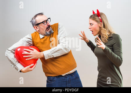 Nerdy man a peur que cette fille ne s'est cassé le coeur. Banque D'Images
