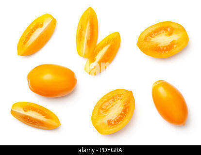 Les tomates de prune jaune isolé sur fond blanc. Vue d'en haut Banque D'Images