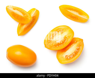 Les tomates de prune jaune isolé sur fond blanc. Vue d'en haut Banque D'Images