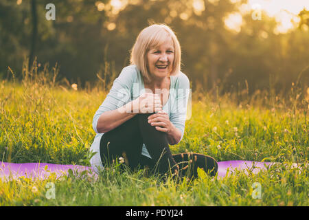 Senior woman having un blessure sportive.Image est volontairement tonique. Banque D'Images