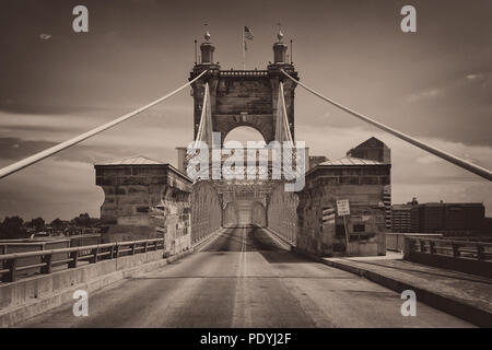 John A. Roebling Suspension Bridge à Cincinnati Banque D'Images