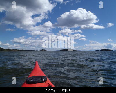 L'avant d'un Kayak rouge dans le golfe de Finlande Banque D'Images