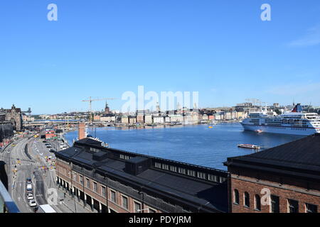 Un petit bateau de croisière ancré à Stockholm, en Suède Banque D'Images