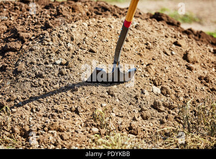 Close up d'une pelle coincé dans un tas de terre Banque D'Images