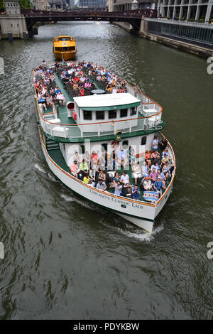 Prendre les touristes dans la ville à partir de la plate-forme supérieure de Chicago's Classic Lady sur l'un des populaires Chicago Architectural Foundation river tours. Banque D'Images