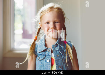 Closeup portrait of cute adorable blonde Woman smiling girl à huis clos. La fille aux cheveux de lumière avec tresses, portant des pays Banque D'Images