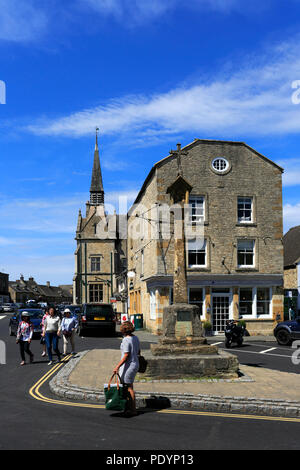 Vue sur la rue et le marché Cross, Stow on the Wold, Gloucestershire, Cotswolds, en Angleterre Banque D'Images