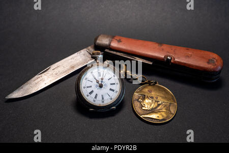 Antique vintage militaire suisse couteau de poche avec poche réveil et soldat emplem fond blanc world war 2 surface en cuir Banque D'Images