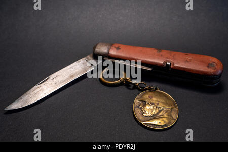 Antique vintage militaire suisse couteau de poche avec poche réveil et soldat emplem fond blanc world war 2 surface en cuir Banque D'Images