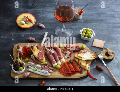 Des tapas espagnoles. concept : tranches de jamon variété, du chorizo, du salami, des bols d'olives, de poivrons. Copyspace. Banque D'Images