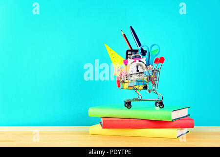 Panier avec modèle d'objets. Fournitures scolaires et de bureau Banque D'Images