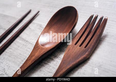 Coffret bois de fourchette, couteau et baguettes posée en parallèle à l'autre, High Angle View Banque D'Images